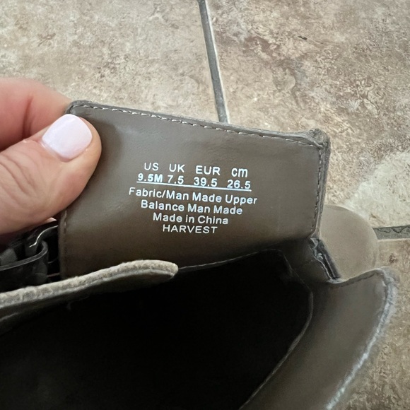 Brown suede ankle booties - Picture 3 of 3